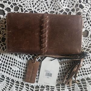 "NWT" Cleo&Wolf Distressed Brown Leather Zip Around Wallet.🤎💛